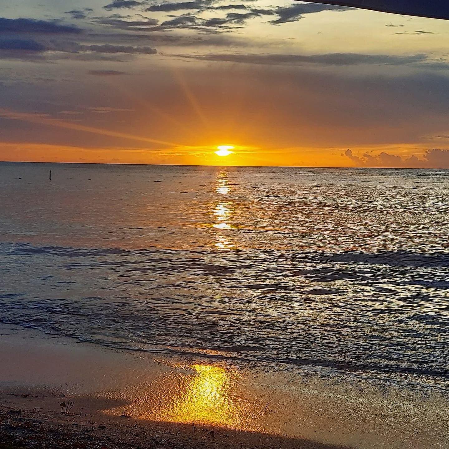 Atardecer dorado sobre el mar desde Villa La Mela, Cabo Rojo
